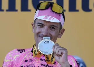 Richard Carapaz first Ecuadorian to win Tour de France stage