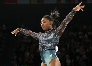 Simone Biles manages leg discomfort to lead U.S. in qualifying