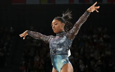 Simone Biles manages leg discomfort to lead U.S. in qualifying