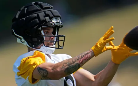 Steelers rookie WR Roman Wilson exits practice on cart