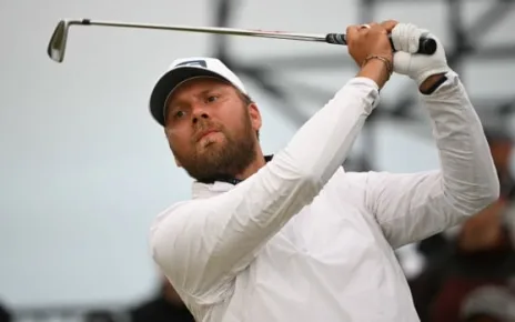 Daniel Brown claims 1-shot lead after opening round of British Open in his major debut