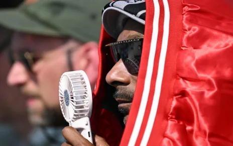 Snoop Dogg wows crowd at sizzling Olympic beach volleyball venue