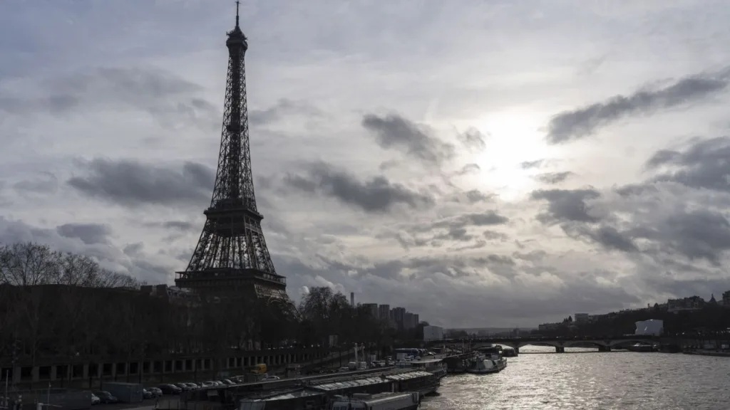 No triathlon swim prep in Seine ahead of 1st race