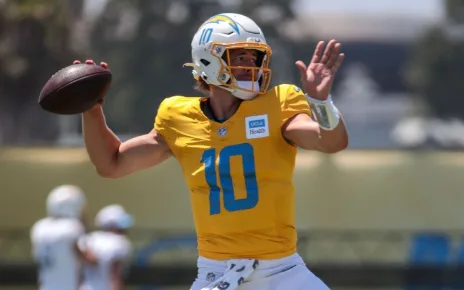 Chargers’ Justin Herbert diagnosed with plantar fascia injury