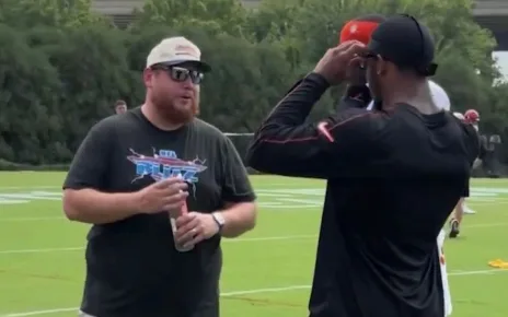 Luke Combs stops by Cincinnati Bengals practice on Thursday