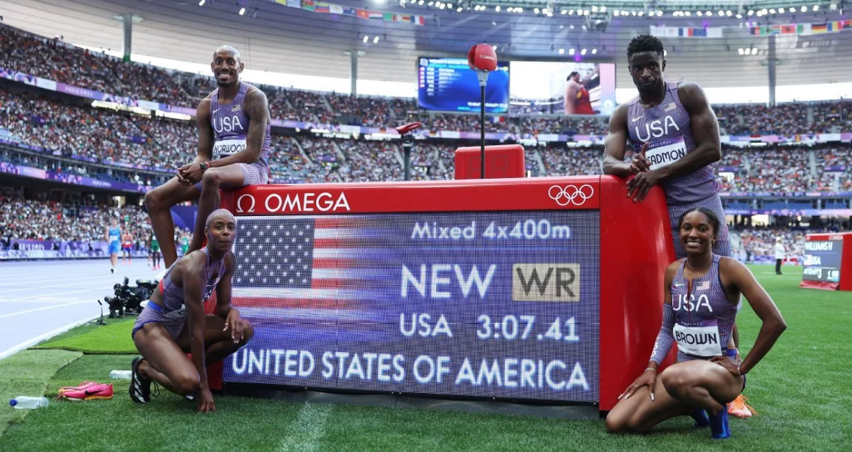 Team USA sets world record in 4x400m mixed relay