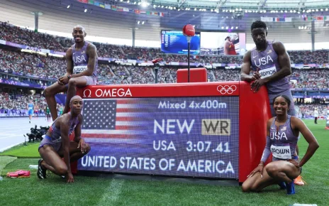 Team USA sets world record in 4x400m mixed relay