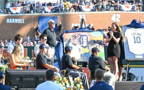 Tigers retire Hall of Fame manager Jim Leyland’s No. 10