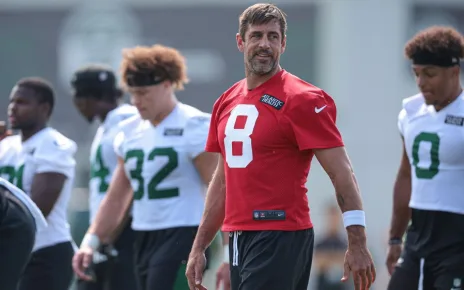 Aaron Rodgers demonstrates short fuse, leadership in camp