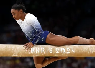 Simone Biles slips off balance beam, misses Olympic medal stand