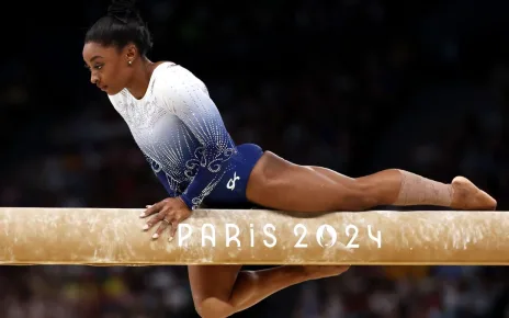 Simone Biles slips off balance beam, misses Olympic medal stand