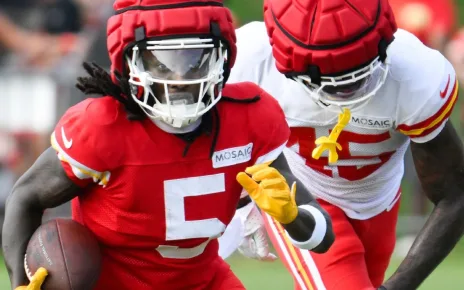 Chiefs WR Marquise Brown hurts shoulder, to miss ‘some time’