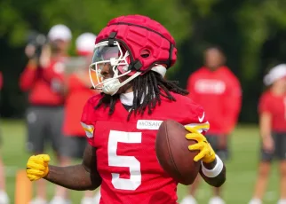 Chiefs’ Marquise Brown won’t need surgery for dislocated shoulder