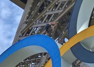 Man who climbed Eiffel Tower released, under investigation