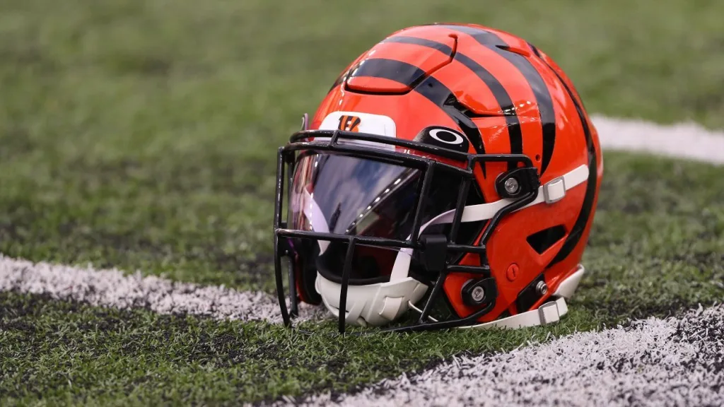 Bengals’ Evans, Smith carted off field during joint practice