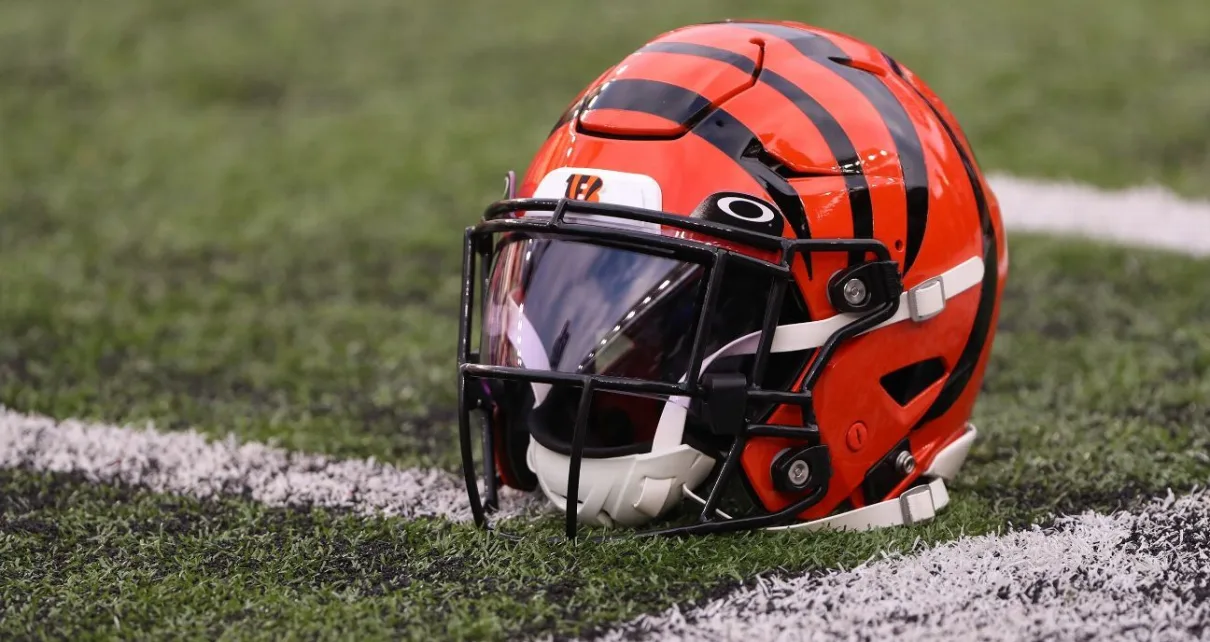 Bengals’ Evans, Smith carted off field during joint practice