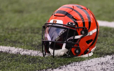 Bengals’ Evans, Smith carted off field during joint practice