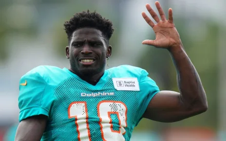 Dolphins’ Tyreek Hill skips team drills during practice with Bucs