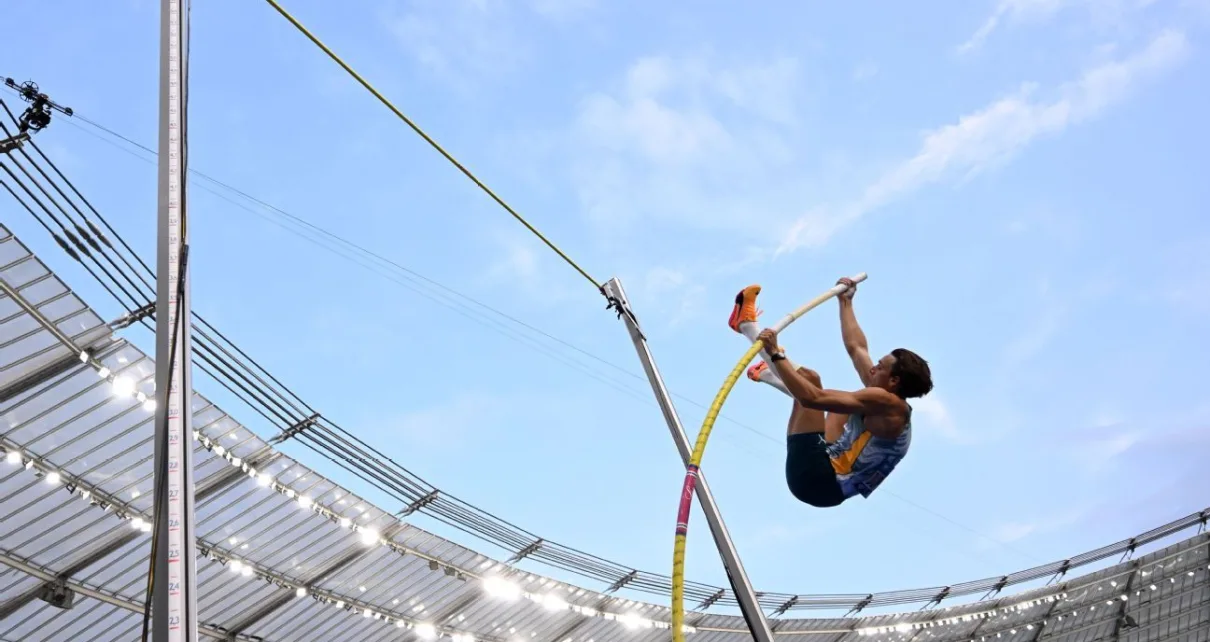 Armand Duplantis clears 6.26 meters, sets pole vault world record