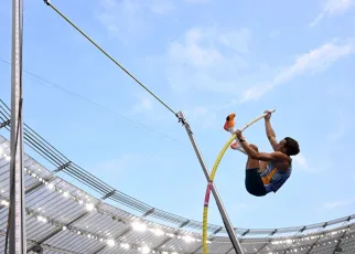 Armand Duplantis clears 6.26 meters, sets pole vault world record