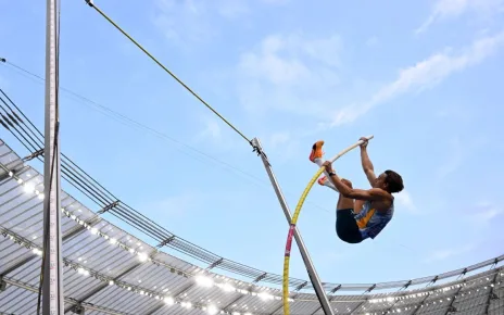 Armand Duplantis clears 6.26 meters, sets pole vault world record