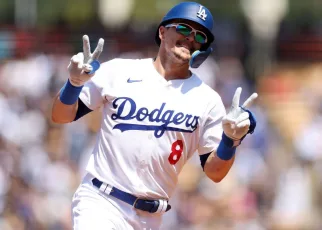 Hernandez, wearing No. 8, has big day as Dodgers honor Kobe