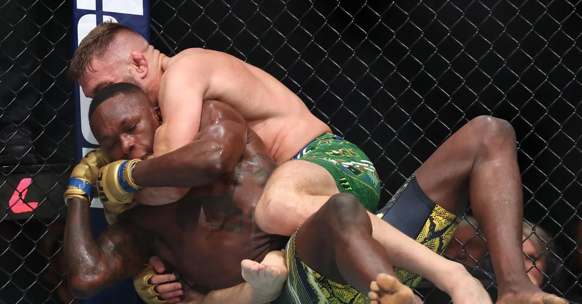 Adesanya coach: Du Plessis loss ‘easier to take than the Strickland one’