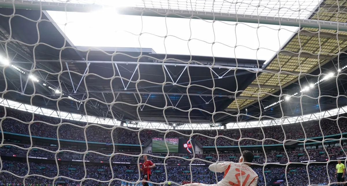 Jonny misses from the spot as City beat United to Community Shield title