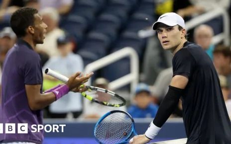 Cincinnati Open: Jack Draper earns controversial win as Carlos Alcaraz smashes racquet in defeat