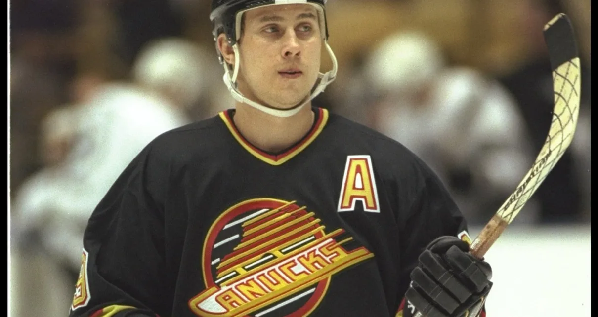 Alexander Mogilny: The Great Russian Enigma – The Hockey Writers – Hockey History