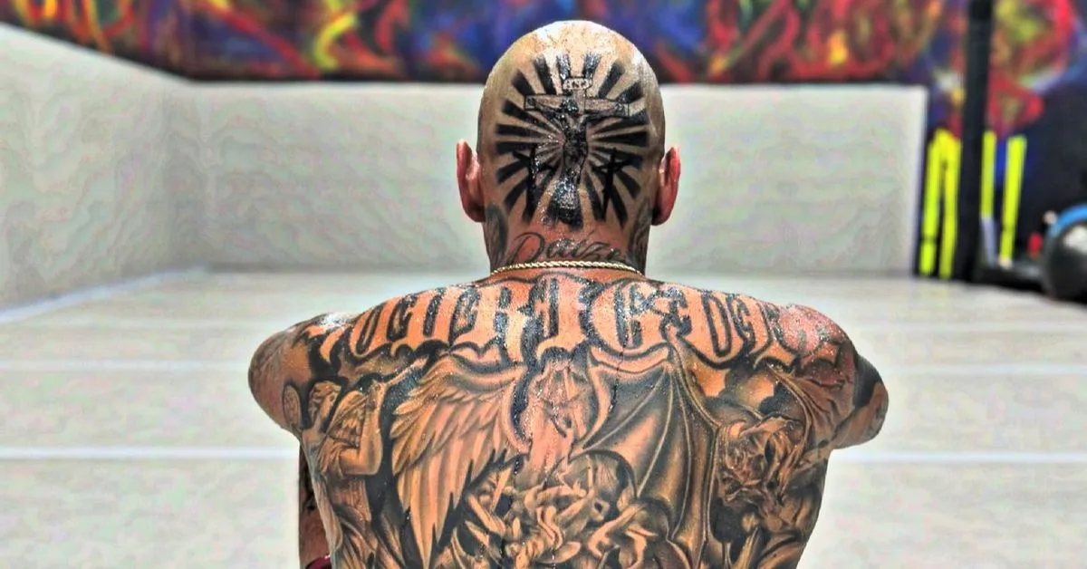 Pic: UFC Welterweight shocks fans with massive head tattoo — ‘Should win fights instead’