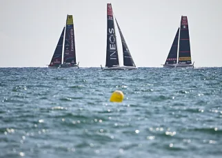 NZ gifts Barcelona regatta opener, Italy's Luna Rossa in trouble