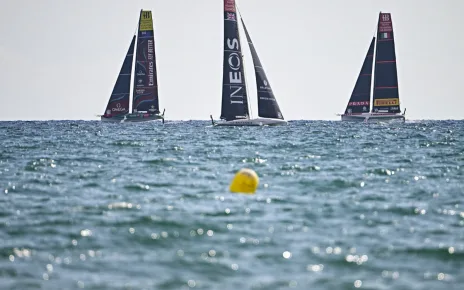 NZ gifts Barcelona regatta opener, Italy's Luna Rossa in trouble