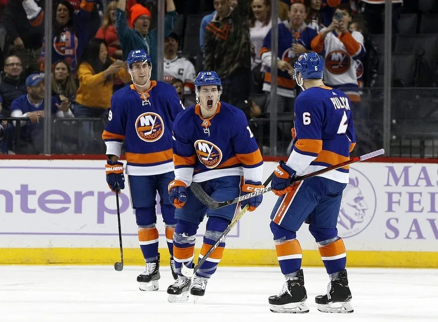 Islanders’ Eiserman & Bednarik’s Bromance Reminiscent of Barzal & Beauvillier’s – The Hockey Writers –