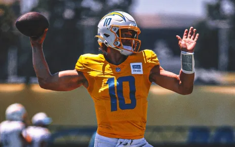 Chargers QB Justin Herbert returns to practice after missing 2 weeks with foot injury