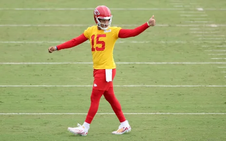 Video Showing Patrick Mahomes Throwing Blindfolded Passes Is Going Viral