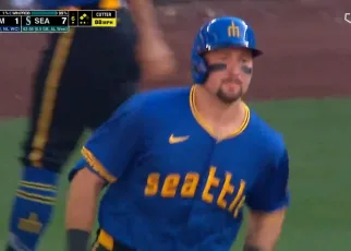 Mariners' Cal Raleigh deposits his second homer of the day into right field, a three-run shot to extend lead vs. Mets