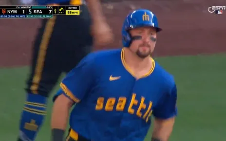 Mariners' Cal Raleigh deposits his second homer of the day into right field, a three-run shot to extend lead vs. Mets