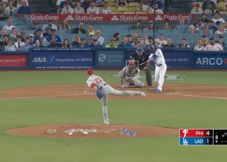 Teoscar Hernández drives his 25th homer of the season to center field,  bringing the Dodgers within two of the Phillies.