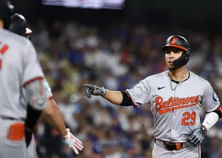 Ramón Urías homers to beat Dodgers