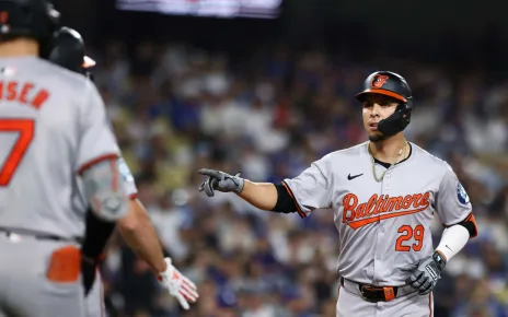 Ramón Urías homers to beat Dodgers