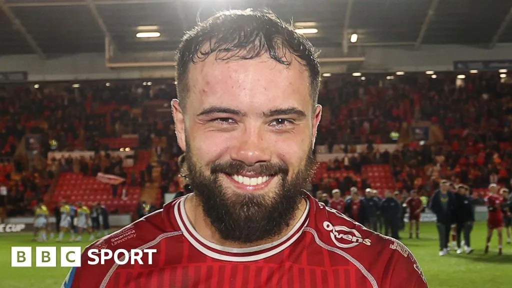 Scarlets v Cardiff: Home captain Josh Macleod returns for URC derby