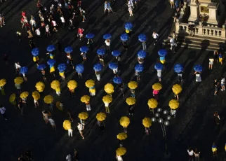 Video. WATCH: Prague residents use umbrellas in support of Ukraine