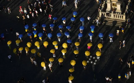 Video. WATCH: Prague residents use umbrellas in support of Ukraine