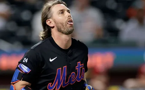 Mets’ Jeff McNeil has broken wrist, likely out 4-6 weeks