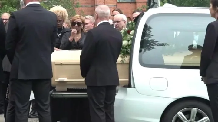 Nancy Dell’Olio places rose on Sven-Goran Eriksson’s coffin at funeral | Sport