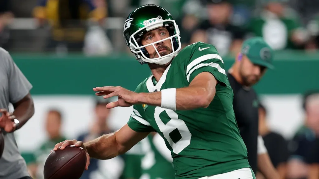 Aaron Rodgers dazzles in Jets’ win over Patriots