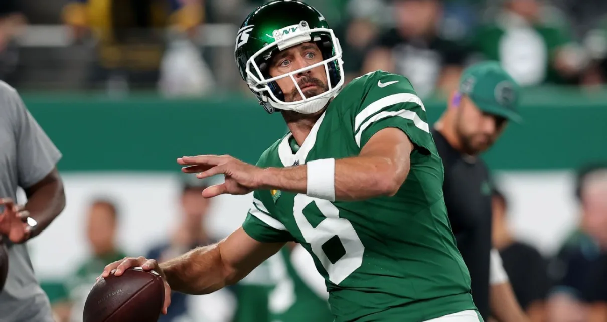 Aaron Rodgers dazzles in Jets’ win over Patriots