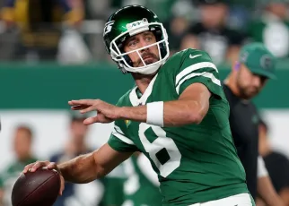 Aaron Rodgers dazzles in Jets’ win over Patriots