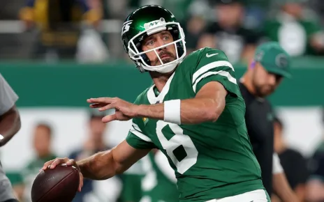 Aaron Rodgers dazzles in Jets’ win over Patriots